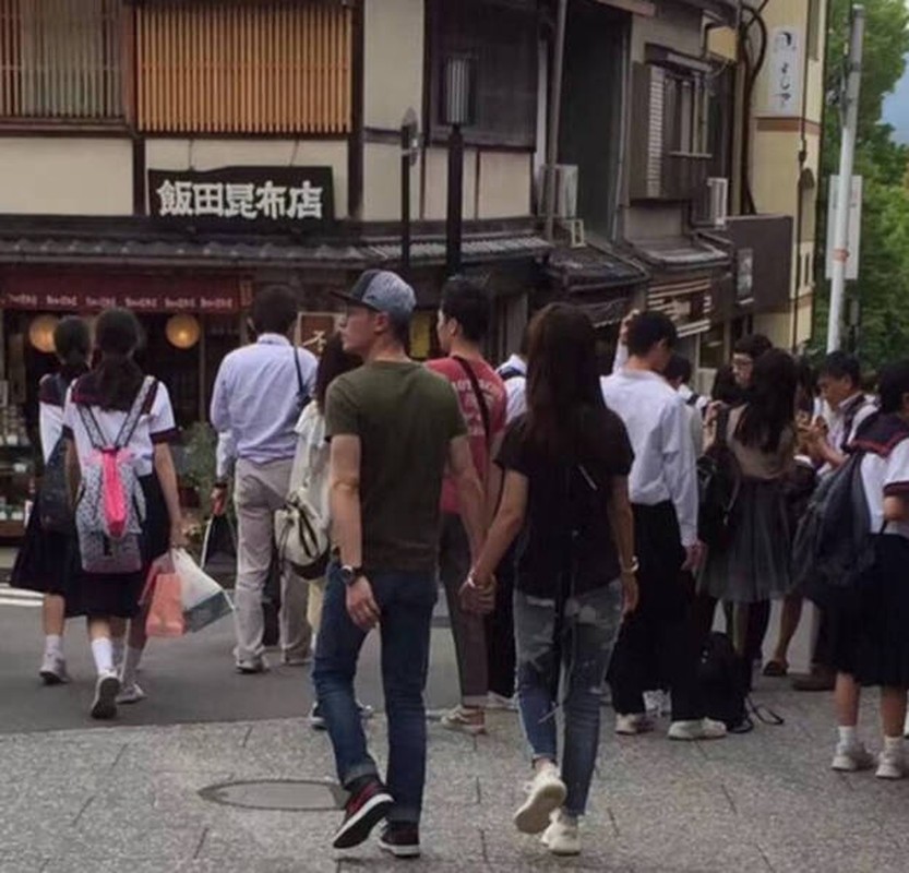 Vo chong Lam Tam Nhu nam tay tinh tu di choi Kyoto